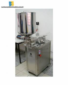 Filling machine for hot pasty products