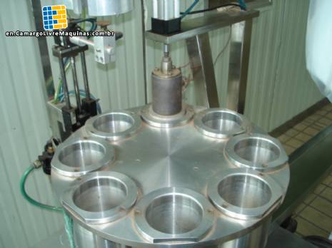 Capper for flasks with aluminum seal