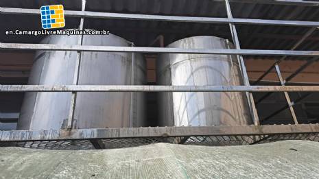 Mixing tank with platform in 316 stainless steel, 1500 liters and 2500 liters.