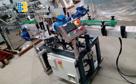 Automatic labeler for flat bottles