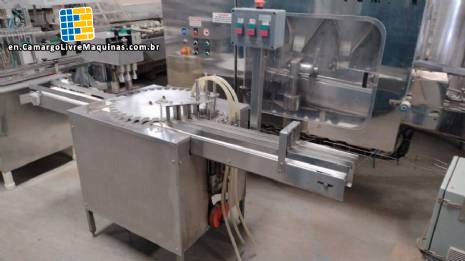 Bottle screw filler with 3 nozzles