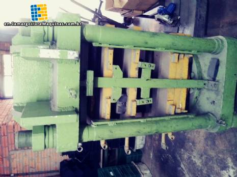 Hydraulic press for rubber products