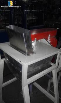 Fruit slicer in stainless steel with circular saw