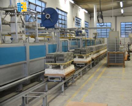 Tunnel kiln with trolleys for firing ceramic tiles