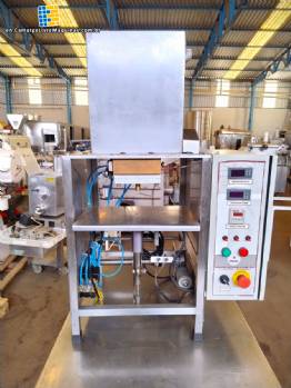 One shot drip dispenser with 1 Pir�g nozzle for chocolate truffles