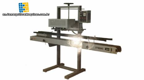 Welding machine for plastic bags with motorized treadmill