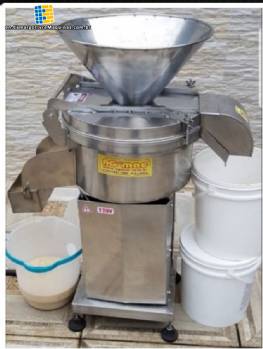 Centrifugal extractor for solids in liquids