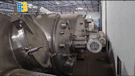 Sanitary stainless steel mixing tank with spray ball