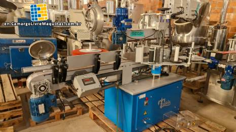 Automatic double-head labeling machine for cylindrical and flat bottles, Tudela, 3,000 labels per hour. Automatic double-head labeling machine for cylindrical and flat bottles, Tudela, 3,000 labels per hour.