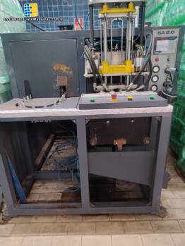 PET bottle blow molding machine with 510 ml and 2,000 ml molds Uniplas PET bottle blow molding machine with 510 ml and 2,000 ml molds Uniplas
