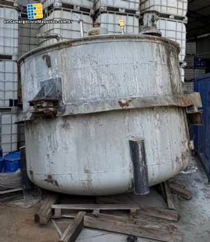 Stainless steel mixer with a 10,000-liter capacity and a 7.5 HP motor. Stainless steel mixer with a 10,000-liter capacity and a 7.5 HP motor.